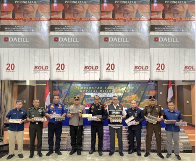 KOLASE FOTO. Kepala BC Madura bersama Aparat Penegak Hukum di Kabupaten Pamekasan saat memamerkan sederet rokok ilegal. Sementara hingga kini, bandar rokok ilegal yang berada d wilayah hukumnya di Kabupaten Pamekasan masih dibiarkan melenggang bebas. Seperti bandar rokok ilegal merek DALILL