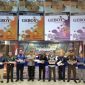 KOLASE FOTO. Kepala BC Madura bersama Aparat Penegak Hukum di Kabupaten Pamekasan saat memamerkan sederet rokok ilegal. Sementara hingga kini bandar rokok ilegal yang berada di wilayah hukumnya di Pamekasan masih dibiarkan melenggang bebas. Salah satunya bandar rokok ilegal merek GEBOY