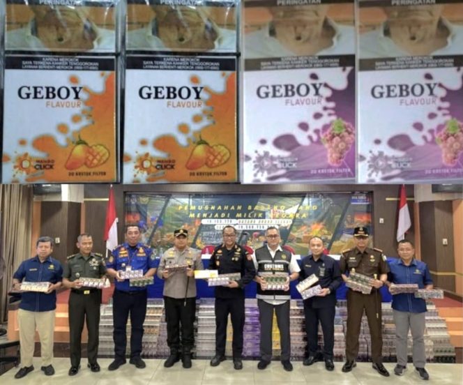 KOLASE FOTO. Kepala BC Madura bersama Aparat Penegak Hukum di Kabupaten Pamekasan saat memamerkan sederet rokok ilegal. Sementara hingga kini bandar rokok ilegal yang berada di wilayah hukumnya di Pamekasan masih dibiarkan melenggang bebas. Salah satunya bandar rokok ilegal merek GEBOY