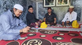Suasana khidmat syukuran umrah A. Effendi S.H yang dihadiri rekan sejawat, tokoh agama, tokoh masyarakat, dan ratusan warga
