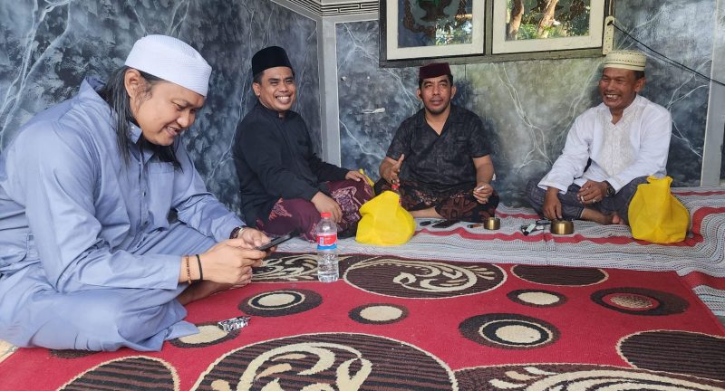 Suasana khidmat syukuran umrah A. Effendi S.H yang dihadiri rekan sejawat, tokoh agama, tokoh masyarakat, dan ratusan warga

