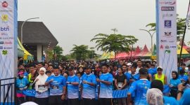 Ribuan peserta memadati area start Myze Fun Run 2025 di Myze Hotel Sumenep, Minggu pagi (23/11/2025), saat Bupati Sumenep, Achmad Fauzi Wongsojudo, melepas lomba lari dan membuka acara yang juga menampilkan bazar UMKM lokal.


