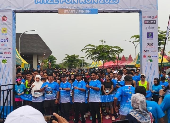 Ribuan peserta memadati area start Myze Fun Run 2025 di Myze Hotel Sumenep, Minggu pagi (23/11/2025), saat Bupati Sumenep, Achmad Fauzi Wongsojudo, melepas lomba lari dan membuka acara yang juga menampilkan bazar UMKM lokal.

