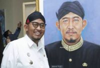 Bupati Sumenep, Achmad Fauzi Wongsojudo, saat meninjau pameran lukisan