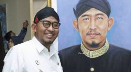 Bupati Sumenep, Achmad Fauzi Wongsojudo, saat meninjau pameran lukisan