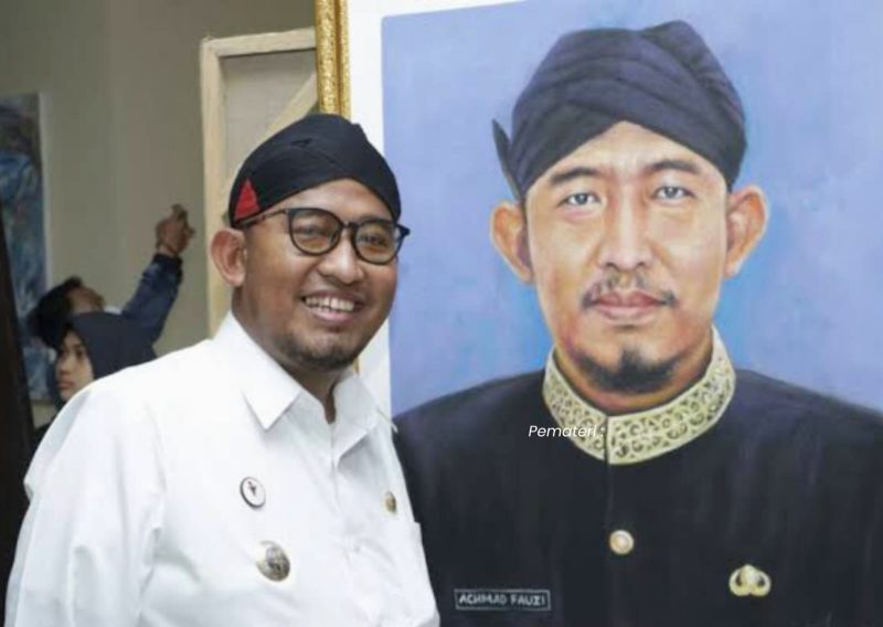 Bupati Sumenep, Achmad Fauzi Wongsojudo, saat meninjau pameran lukisan