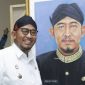 Bupati Sumenep, Achmad Fauzi Wongsojudo, saat meninjau pameran lukisan