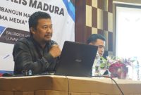 Keterangan Foto:
Veros Afif, Ketua IJTI Madura, saat menyampaikan pentingnya keseriusan dan kolaborasi seluruh masyarakat dalam mendorong wacana Provinsi Madura dan KEK agar terwujud dengan nyata.