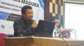 Keterangan Foto:
Veros Afif, Ketua IJTI Madura, saat menyampaikan pentingnya keseriusan dan kolaborasi seluruh masyarakat dalam mendorong wacana Provinsi Madura dan KEK agar terwujud dengan nyata.