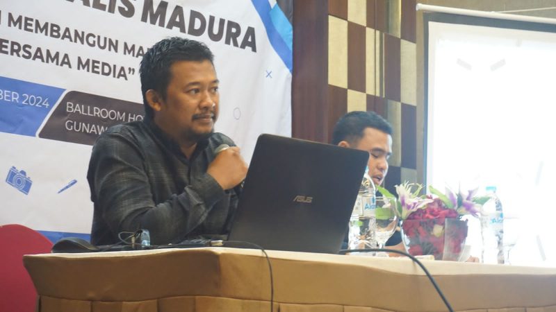 Keterangan Foto:
Veros Afif, Ketua IJTI Madura, saat menyampaikan pentingnya keseriusan dan kolaborasi seluruh masyarakat dalam mendorong wacana Provinsi Madura dan KEK agar terwujud dengan nyata.