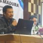 Keterangan Foto:
Veros Afif, Ketua IJTI Madura, saat menyampaikan pentingnya keseriusan dan kolaborasi seluruh masyarakat dalam mendorong wacana Provinsi Madura dan KEK agar terwujud dengan nyata.