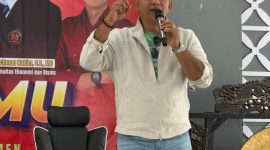CEO Bani Grup, Ali Zainal Abidin, saat menyampaikan materi kewirausahaan kepada mahasiswa UNIRA, menekankan pentingnya mental tangguh dan nilai spiritual dalam membangun bisnis
