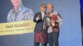 MH Said Abdullah menerima penghargaan Tokoh Pengawal Stabilitas Fiskal APBN pada acara Detik.com Award 2025 di Jakarta