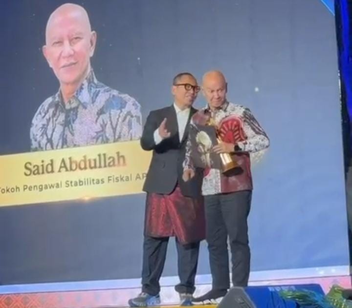 MH Said Abdullah menerima penghargaan Tokoh Pengawal Stabilitas Fiskal APBN pada acara Detik.com Award 2025 di Jakarta