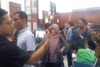 Foto: Tengah Terdakwa Meiti saat meninggalkan ruang sidang