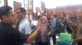 Foto: Tengah Terdakwa Meiti saat meninggalkan ruang sidang