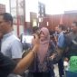 Foto: Tengah Terdakwa Meiti saat meninggalkan ruang sidang