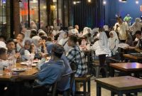 Puluhan orang memadati Resto Lotus Sumenep, menciptakan suasana ramai dan hangat saat menikmati berbagai hidangan serta momen kebersamaan.