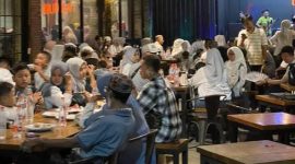 Puluhan orang memadati Resto Lotus Sumenep, menciptakan suasana ramai dan hangat saat menikmati berbagai hidangan serta momen kebersamaan.