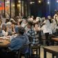Puluhan orang memadati Resto Lotus Sumenep, menciptakan suasana ramai dan hangat saat menikmati berbagai hidangan serta momen kebersamaan.