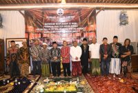 Helmi bersama tokoh budaya dan tamu undangan mengabadikan momen peringatan dua dekade kemuliaan keris di Helmi Art Museum.
