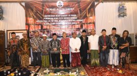 Helmi bersama tokoh budaya dan tamu undangan mengabadikan momen peringatan dua dekade kemuliaan keris di Helmi Art Museum.
