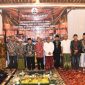 Helmi bersama tokoh budaya dan tamu undangan mengabadikan momen peringatan dua dekade kemuliaan keris di Helmi Art Museum.
