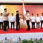 Moch Wijdan menerima bendera pataka PKDI dari Ketua PKDI Jawa Timur, Syaifullah Mahdi, saat dikukuhkan sebagai Ketua PKDI Madura Raya di Sampang (26/11/2025). Pelantikan ini menandai langkah baru konsolidasi kepala desa se-Madura.
