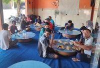 Anggota Jurnalis Sumenep Independen dan Pasukan Kuning DLH Sumenep menikmati makan bersama usai aksi bersih-bersih, simbol kebersamaan dan kepedulian terhadap lingkungan.
