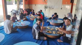 Anggota Jurnalis Sumenep Independen dan Pasukan Kuning DLH Sumenep menikmati makan bersama usai aksi bersih-bersih, simbol kebersamaan dan kepedulian terhadap lingkungan.
