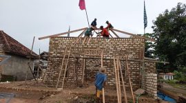 Proses pemasangan atap musola di Dusun Cekkor, Desa Gunung Kembar, Kecamatan Manding menunjukkan progres pembangunan berkat dukungan Hamba Allah dermawan.