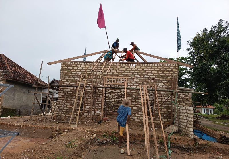 Proses pemasangan atap musola di Dusun Cekkor, Desa Gunung Kembar, Kecamatan Manding menunjukkan progres pembangunan berkat dukungan Hamba Allah dermawan.