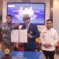 Kolaborasi Penguatan Ekonomi Daerah. Dekan Fikom Unitomo, Harliantara (tengah, bertopi), berjabat tangan dengan perwakilan Pemkab Halmahera Utara menandai dimulainya kerja sama dalam mendukung hilirisasi kelapa.