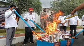 “Sejumlah aparat terlihat membakar rokok ilegal hasil sitaan, sementara peredaran di pasar tetap berlangsung bebas