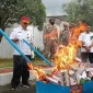 “Sejumlah aparat terlihat membakar rokok ilegal hasil sitaan, sementara peredaran di pasar tetap berlangsung bebas