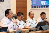 Kepala Bappeda Kabupaten Sumenep, Arif Firmanto, saat Rapat Penguatan Implementasi SAKIP Triwulan IV 2025 di Kantor Bappeda. Rapat ini bertujuan memperkokoh akuntabilitas kinerja perangkat daerah dan memastikan perencanaan, pelaksanaan, serta pelaporan program berjalan transparan dan terukur.
