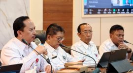 Kepala Bappeda Kabupaten Sumenep, Arif Firmanto, saat Rapat Penguatan Implementasi SAKIP Triwulan IV 2025 di Kantor Bappeda. Rapat ini bertujuan memperkokoh akuntabilitas kinerja perangkat daerah dan memastikan perencanaan, pelaksanaan, serta pelaporan program berjalan transparan dan terukur.
