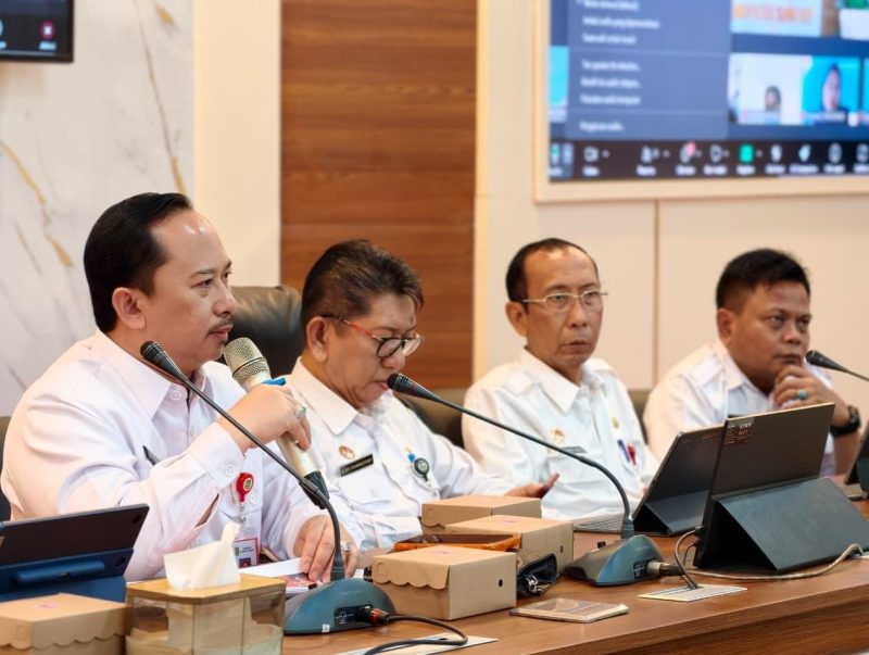 Kepala Bappeda Kabupaten Sumenep, Arif Firmanto, saat Rapat Penguatan Implementasi SAKIP Triwulan IV 2025 di Kantor Bappeda. Rapat ini bertujuan memperkokoh akuntabilitas kinerja perangkat daerah dan memastikan perencanaan, pelaksanaan, serta pelaporan program berjalan transparan dan terukur.

