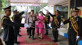 AKBP Rivanda, S.I.K., saat disambut upacara Pedang Pora dan pengalungan bunga oleh polisi cilik di Mapolres Sumenep, Selasa (15/4/2025)