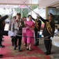 AKBP Rivanda, S.I.K., saat disambut upacara Pedang Pora dan pengalungan bunga oleh polisi cilik di Mapolres Sumenep, Selasa (15/4/2025)