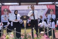 Desynta Carina Ayu Putri dari Labkesda Sumenep bersama suaminya, Wasuhan Sudarmono dari Puskesmas Ganding, nampak bahagia setelah menerima SK PPPK.

