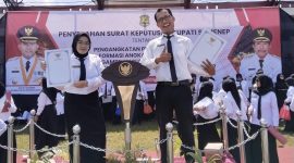 Desynta Carina Ayu Putri dari Labkesda Sumenep bersama suaminya, Wasuhan Sudarmono dari Puskesmas Ganding, nampak bahagia setelah menerima SK PPPK.

