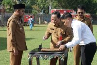Bupati Sumenep bersama Plt. Kepala BKPSDM saat penyerahan SK PPPK Paruh Waktu di Stadion GOR A. Yani Pangligur.


