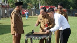 Bupati Sumenep bersama Plt. Kepala BKPSDM saat penyerahan SK PPPK Paruh Waktu di Stadion GOR A. Yani Pangligur.

