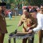 Bupati Sumenep bersama Plt. Kepala BKPSDM saat penyerahan SK PPPK Paruh Waktu di Stadion GOR A. Yani Pangligur.

