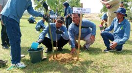 Bupati Sumenep Achmad Fauzi Wongsojudo menanam bibit pohon di kawasan TPA Tanonggul, Desa Torbang, Kecamatan Batuan, sebagai bagian dari program penghijauan DLH Sumenep bekerja sama dengan Medco Energi Madura, Selasa (02/12/2025).