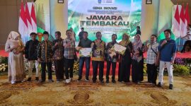 Berikut keterangan foto yang sesuai dan informatif:

Keterangan Foto:
Dibawah kepemimpinan Chainur Rasyid, DKPP Sumenep terus mendorong inovasi petani tembakau hingga berhasil meraih dua penghargaan pada ajang Gema Inovasi Pengembangan Tembakau tingkat Jawa Timur.