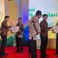 Keterangan Foto:
Dibawah kepemimpinan Chainur Rasyid, DKPP Sumenep terus mendorong inovasi petani tembakau hingga berhasil meraih dua penghargaan pada ajang Gema Inovasi Pengembangan Tembakau tingkat Jawa Timur.