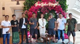 JSI dan manajemen Swiss-Belinn Manyar Surabaya berpose bersama sebagai simbol apresiasi dan sinergi antara komunitas jurnalis dan pihak hotel.
