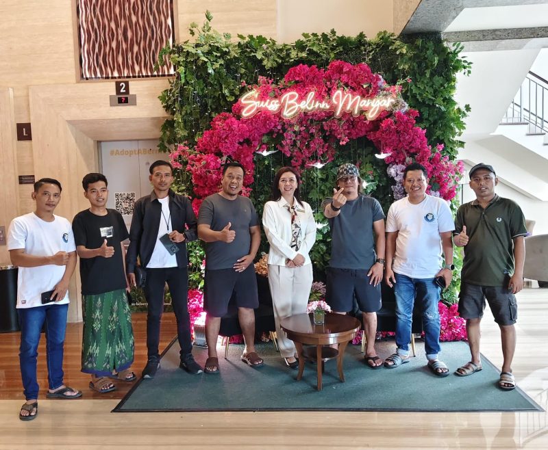 JSI dan manajemen Swiss-Belinn Manyar Surabaya berpose bersama sebagai simbol apresiasi dan sinergi antara komunitas jurnalis dan pihak hotel.
